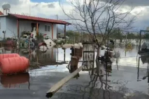 Αλβανία: Μία νεκρή και εκατοντάδες εκτοπισμένοι από τις χειρότερες πλημμύρες των τελευταίων δεκαετιών