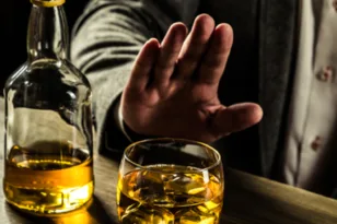 Ανώνυμοι Αλκοολικοί στην «Π»: Λυπήθηκα τον εαυτό μου, ή θα σωζόμουν ή θα πέθαινα