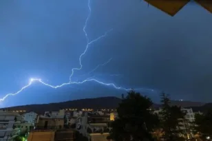 Αθήνα - Σπάνιο φαινόμενο «ανάποδου κεραυνού» πάνω από τον Υμηττό κατά την κακοκαιρία Adel