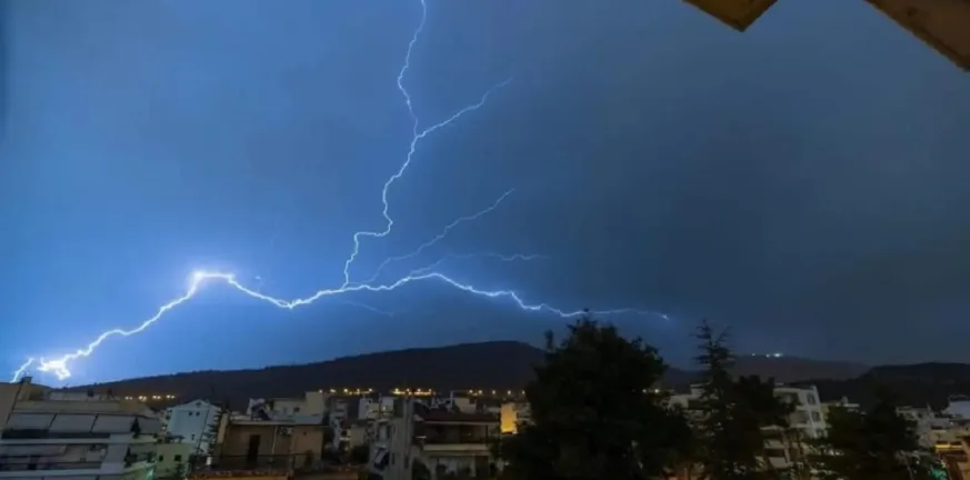 Αθήνα - Σπάνιο φαινόμενο «ανάποδου κεραυνού» πάνω από τον Υμηττό κατά την κακοκαιρία Adel