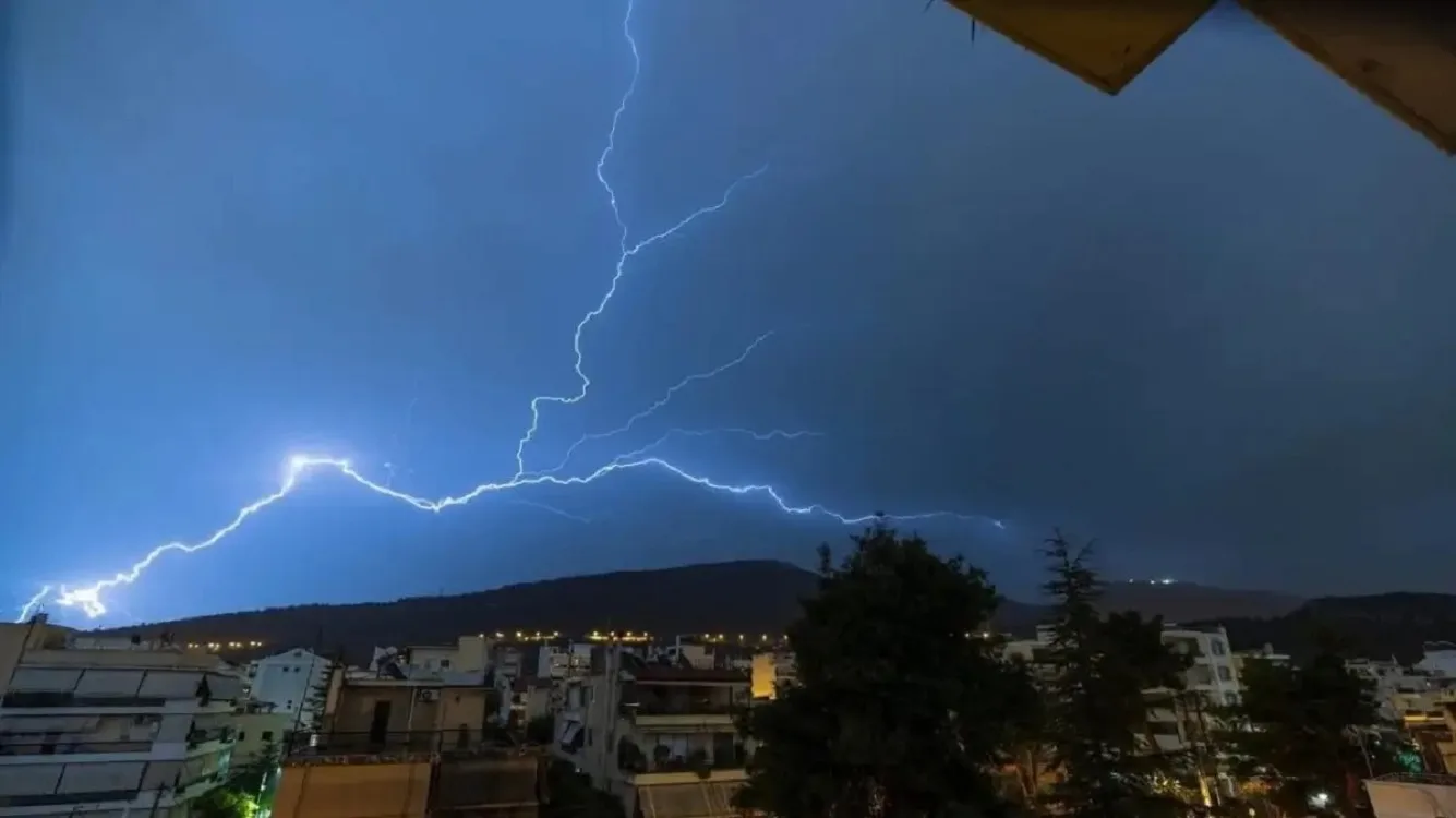 Αθήνα - Σπάνιο φαινόμενο «ανάποδου κεραυνού» πάνω από τον Υμηττό κατά την κακοκαιρία Adel