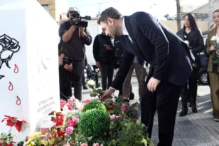 Ανδρουλάκης στο μνημείο της Κυριακής Γρίβα: «Πρέπει να δράσουμε τώρα απέναντι στη γυναικοκτονία»