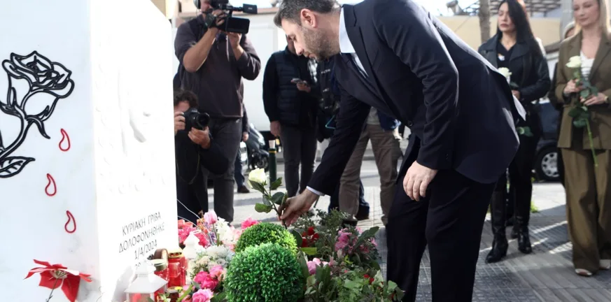 Ανδρουλάκης στο μνημείο της Κυριακής Γρίβα: «Πρέπει να δράσουμε τώρα απέναντι στη γυναικοκτονία»