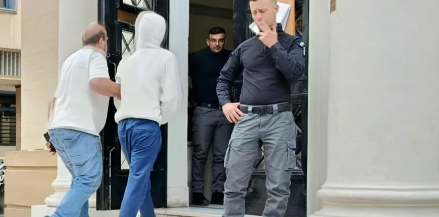 Ελεύθερος με όρους ο 17χρονος των Ζαρουχλεΐκων: «Το μαχαίρι το είχε από φόβο» - Οι ανήλικοι διέψευσαν ότι υπήρχαν οπαδικά κίνητρα Ελεύθερος με όρους ο 17χρονος των Ζαρουχλεΐκων: «Το μαχαίρι το είχε από φόβο» - Οι ανήλικοι διέψευσαν ότι υπήρχαν οπαδικά κίνητρα