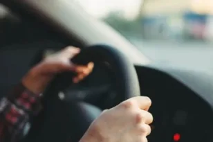 Πάτρα: 15χρονος οδηγούσε κλεμμένο αυτοκίνητο – 13χρονος συνοδηγός, σύλληψη και για τη μητέρα