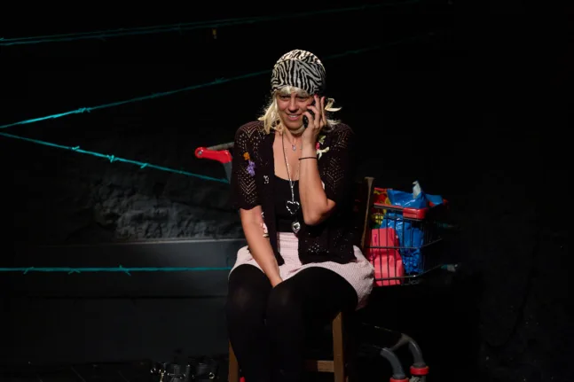 «Η Ανθρώπινη Φωνή» στο Act: ένα μονόπρακτο–εξομολόγηση που σπάει κόκαλα στην Πάτρα