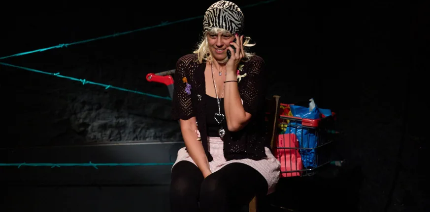 «Η Ανθρώπινη Φωνή» στο Act: ένα μονόπρακτο–εξομολόγηση που σπάει κόκαλα στην Πάτρα