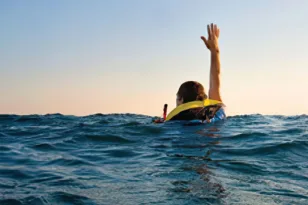 Καραϊβική: Δεκάδες τουρίστες βρέθηκαν στο νερό όταν βούλιαξε καταμαράν