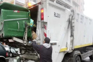 Βόνιτσα: Υπάλληλος καθαριότητας χτύπησε σοβαρά στο κεφάλι πέφτοντας από απορριμματοφόρο