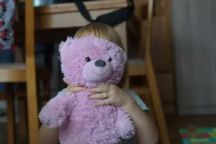 Κίνα: Σάλος με λούτρινο αρκουδάκι που προγραμματίστηκε να δίνει σεξουαλικές συμβουλές σε παιδιά και έλεγε πού να βρουν μαχαίρια!