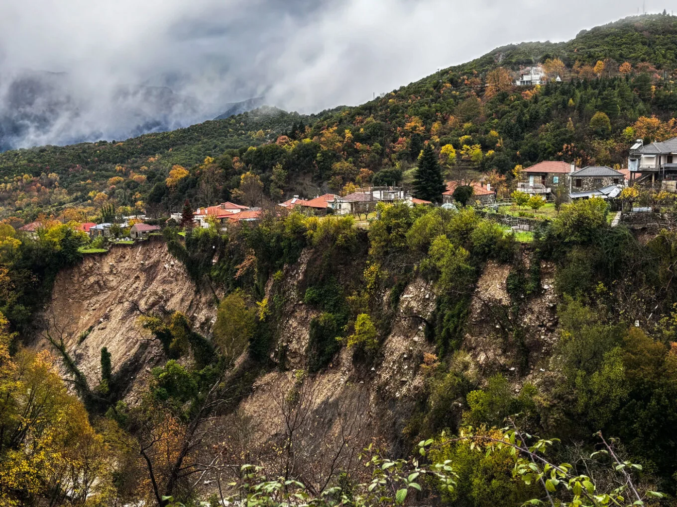 Απίστευτες εικόνες από τα Τζουμέρκα - Σπίτια «στον αέρα» μετά από κατολίσθηση ΦΩΤΟ Απίστευτες εικόνες από τα Τζουμέρκα - Σπίτια «στον αέρα» μετά από κατολίσθηση ΦΩΤΟ
