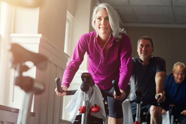 Ηλικία και άσκηση: Πώς να προσαρμόσουμε τη γυμναστική μετά τα 50