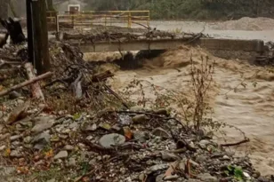 Καταστροφική κακοκαιρία, πλημμύρες, χαλάζι, προβλήματα στα ορεινά χωριά της Καλαμπάκας, υπερχείλισαν ρέματα, έκλεισαν δρόμοι, ΒΙΝΤΕΟ
