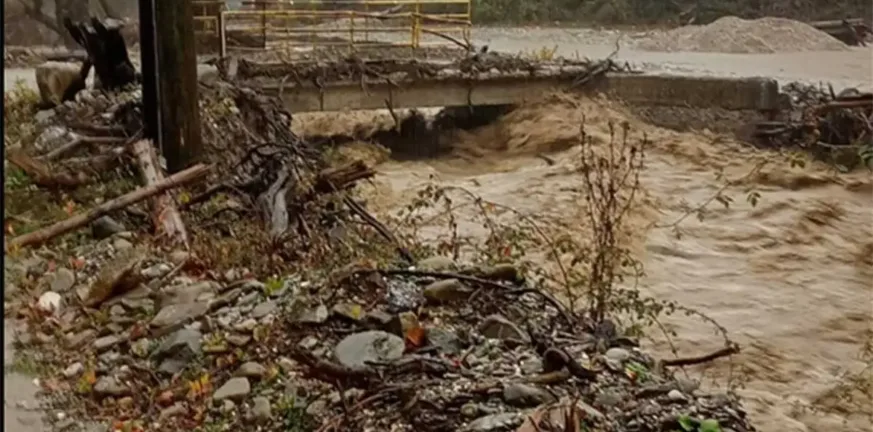 Καταστροφική κακοκαιρία, πλημμύρες, χαλάζι, προβλήματα στα ορεινά χωριά της Καλαμπάκας, υπερχείλισαν ρέματα, έκλεισαν δρόμοι, ΒΙΝΤΕΟ
