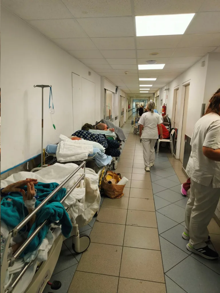 ΕΙΝΑ: 215 διακομιδές σ' ένα μήνα από Πύργο - Πάτρα, ασθενείς σε ράντζα επί 3ημερο ΦΩΤΟ ΕΙΝΑ: 215 διακομιδές σ' ένα μήνα από Πύργο - Πάτρα, ασθενείς σε ράντζα επί 3ημερο ΦΩΤΟ