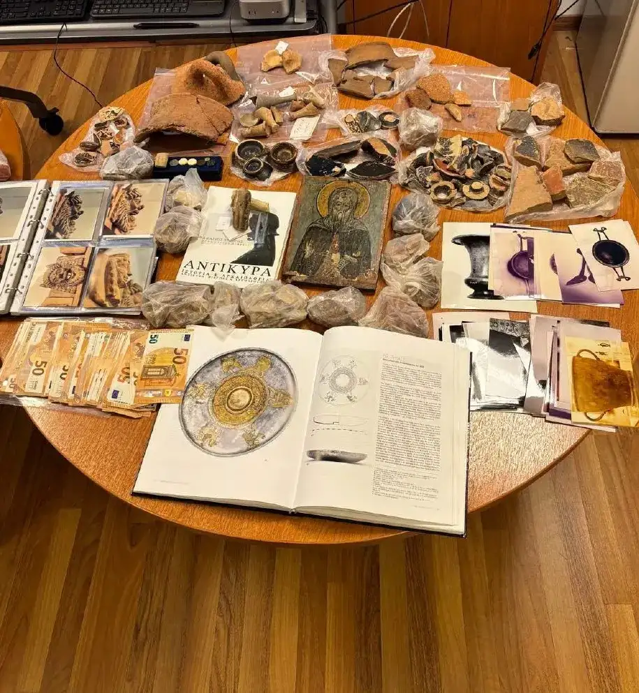 Είχε στην κατοχή του θησαυρό με 474 αντικείμενα Ελληνιστικών και Μυκηναϊκών χρόνων και αρχαία νομίσματα, ΦΩΤΟ, ΒΙΝΤΕΟ Είχε στην κατοχή του θησαυρό με 474 αντικείμενα Ελληνιστικών και Μυκηναϊκών χρόνων και αρχαία νομίσματα, ΦΩΤΟ, ΒΙΝΤΕΟ