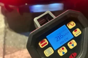 Συνελήφθη 56χρονος ιδιοκτήτης γνωστής αλυσίδας φούρνων να τρέχει με 216 χλμ./ώρα στη Λ. Βουλιαγμένης