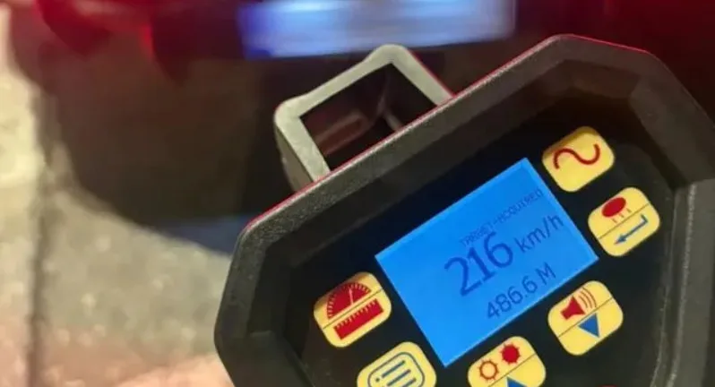 Συνελήφθη 56χρονος ιδιοκτήτης γνωστής αλυσίδας φούρνων να τρέχει με 216 χλμ./ώρα στη Λ. Βουλιαγμένης