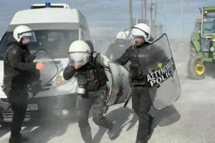 Θεσσαλία: Επεισόδια στα μπλόκα των αγροτών με την Αστυνομία - Έπεσαν χημικά