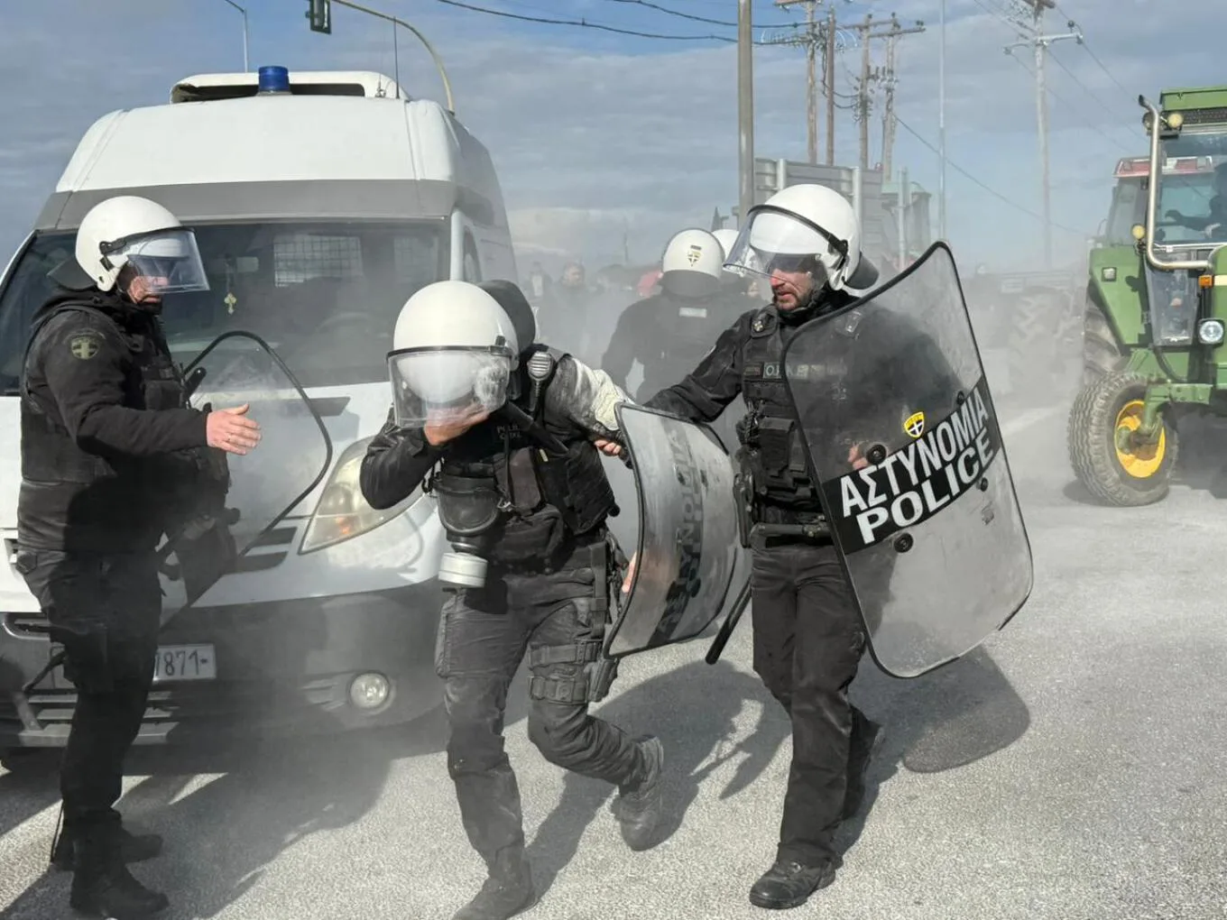 Θεσσαλία: Επεισόδια στα μπλόκα των αγροτών με την Αστυνομία - Έπεσαν χημικά