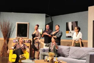 Γελάσαμε και προβληματιστήκαμε βλέποντας την κωμωδία «Να ’μαστε κάπου ανθρώποι»