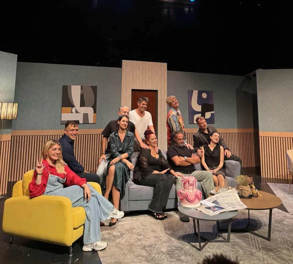 Γελάσαμε και προβληματιστήκαμε βλέποντας την κωμωδία «Να ’μαστε και κάπου ανθρώποι»