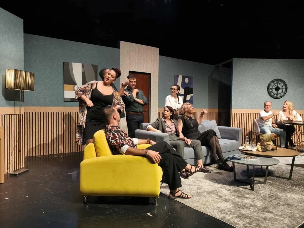 Γελάσαμε και προβληματιστήκαμε βλέποντας την κωμωδία «Να ’μαστε και κάπου ανθρώποι»