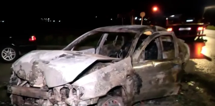 Θεσσαλονίκη: Αυτοκίνητο έπεσε σε κολόνα ηλεκτροφωτισμού και έγινε παρανάλωμα του πυρρός! ΦΩΤΟ