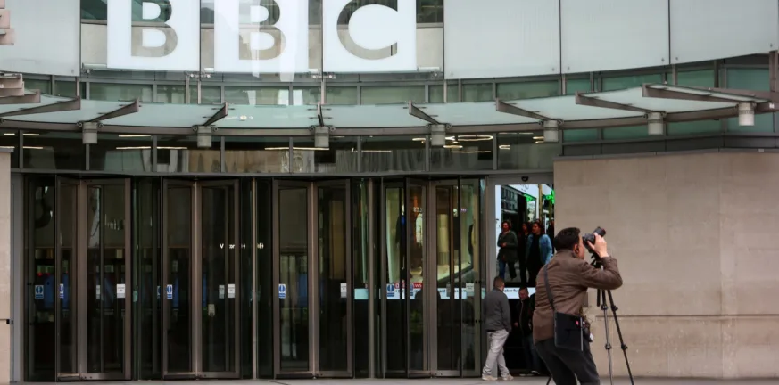 Κρίση στο BBC: Το παραποιημένο βίντεο Τραμπ που οδήγησε στις παραιτήσεις στελεχών