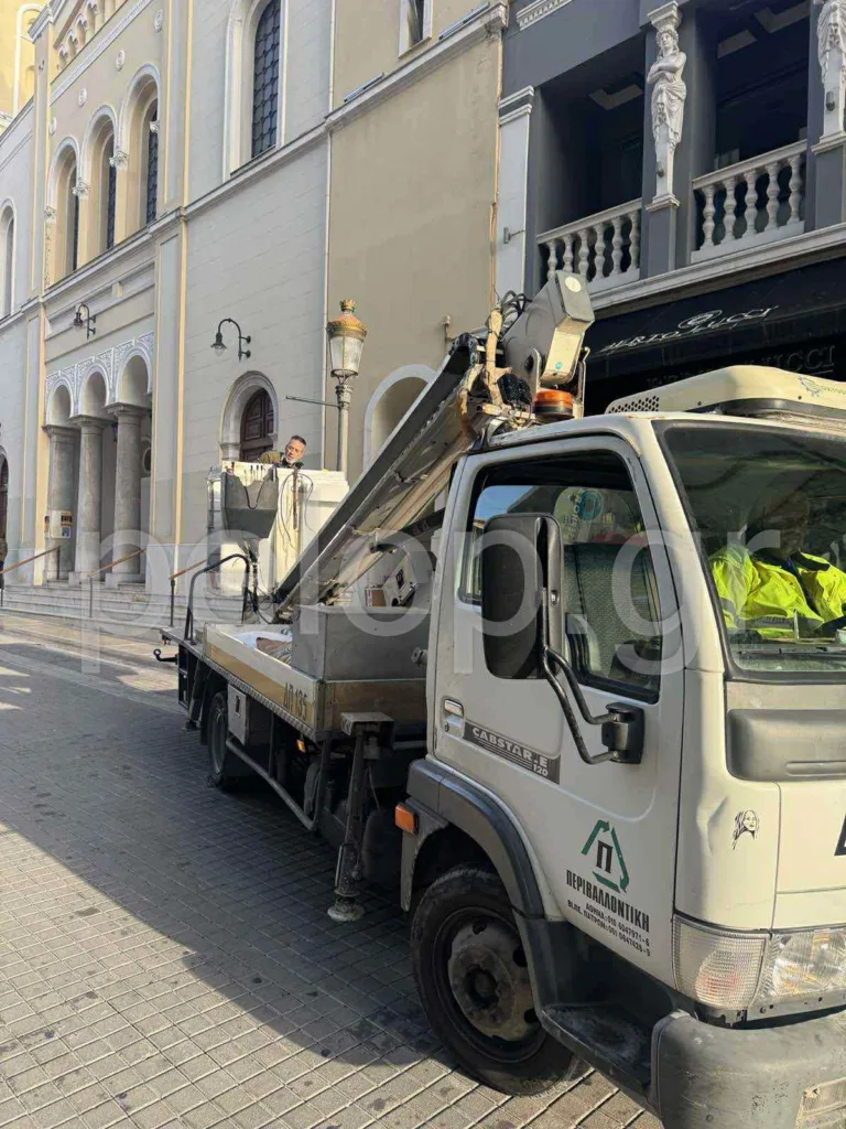 Πάτρα: Ο Δήμος ξήλωσε αφίσες στο κέντρο - Μεγάλη επιχείρηση αποκαθήλωσης ΦΩΤΟ Πάτρα: Ο Δήμος ξήλωσε αφίσες στο κέντρο - Μεγάλη επιχείρηση αποκαθήλωσης ΦΩΤΟ