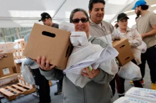 ΗΠΑ: Ουρές χιλιομέτρων στην Καλιφόρνια για δωρεάν τρόφιμα, ΒΙΝΤΕΟ