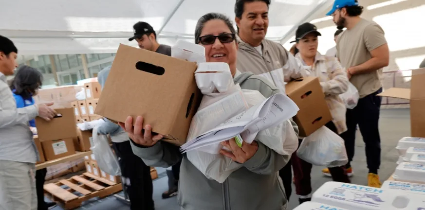 ΗΠΑ: Ουρές χιλιομέτρων στην Καλιφόρνια για δωρεάν τρόφιμα, ΒΙΝΤΕΟ