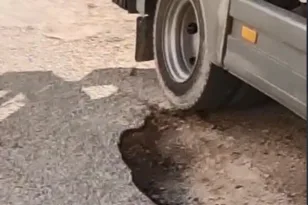 Πάτρα: Επικίνδυνες λακκούβες και πυκνή βλάστηση γύρω από την πλατεία Λάγγουρα