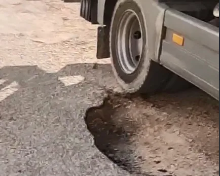 Πάτρα: Επικίνδυνες λακκούβες και πυκνή βλάστηση γύρω από την πλατεία Λάγγουρα