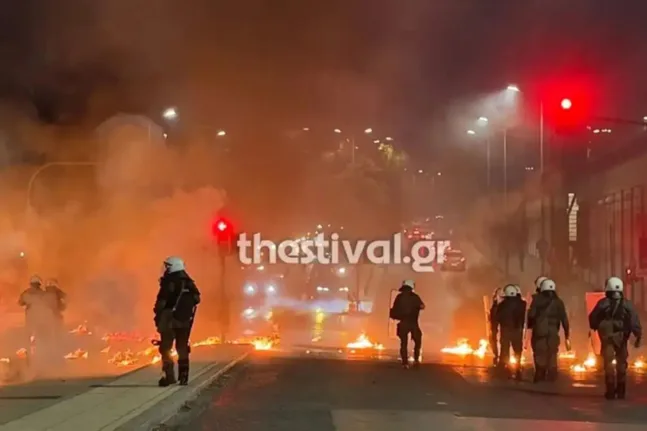 Θεσσαλονίκη: Επίθεση με μολότοφ σε διμοιρία των ΜΑΤ, 18 προσαγωγές