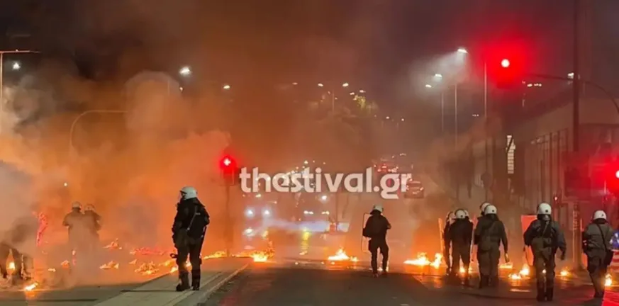 Θεσσαλονίκη: Επίθεση με μολότοφ σε διμοιρία των ΜΑΤ, 18 προσαγωγές
