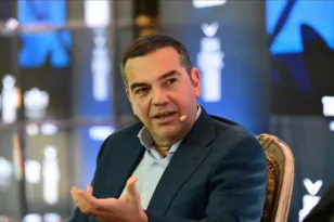 Η Πάτρα αναζητά την «Ιθάκη»: Μεγάλο το κύμα προσμονής αναγνωστών στα τοπικά βιβλιοπωλεία για το βιβλίο Τσίπρα