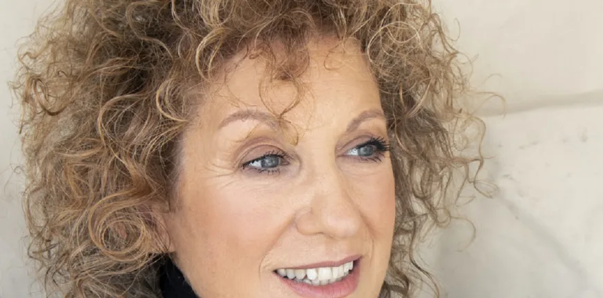 Η “Σκυλίσια Ζωή” στο Επίκεντρο+: Η Αννέτα Παπαθανασίου ξεδιπλώνει το χιούμορ και τις σκιές της οικογένειας