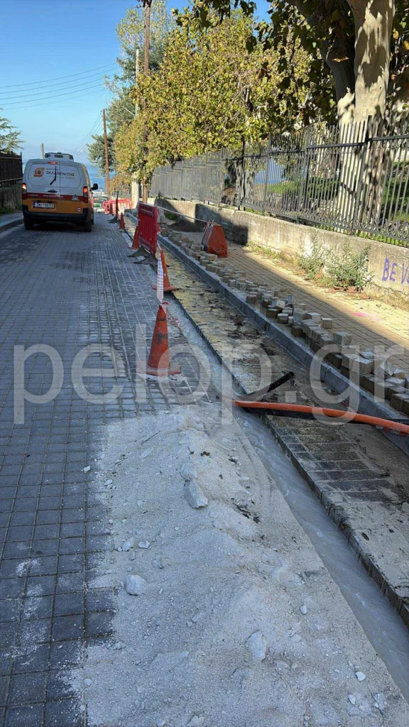 Πάτρα - Άνω Πόλη: «Σιντριβάνι» από τρύπιο αγωγό κάτω από το Κάστρο ΦΩΤΟ