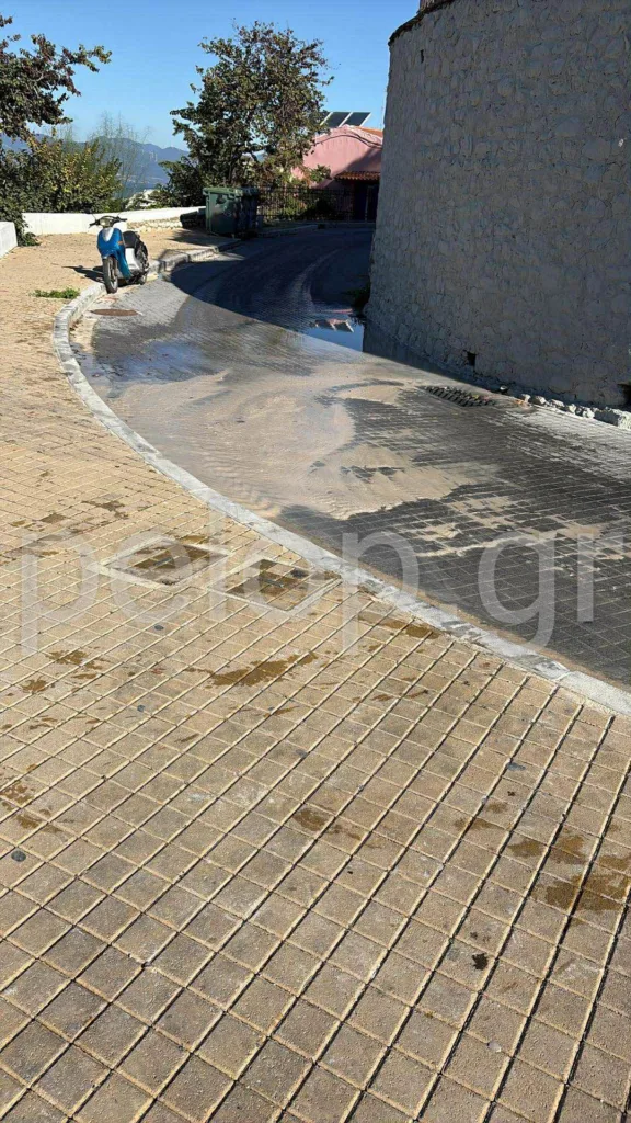 Πάτρα - Άνω Πόλη: «Σιντριβάνι» από τρύπιο αγωγό κάτω από το Κάστρο ΦΩΤΟ