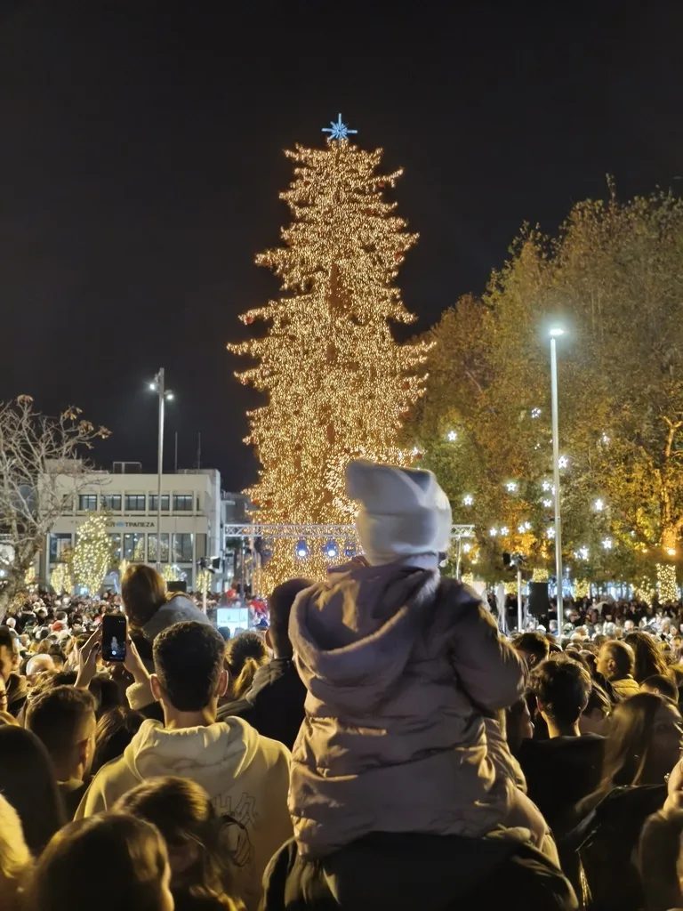 Τα Τρίκαλα φωταγώγησαν το υψηλότερο φυσικό χριστουγεννιάτικο δέντρο ΦΩΤΟ