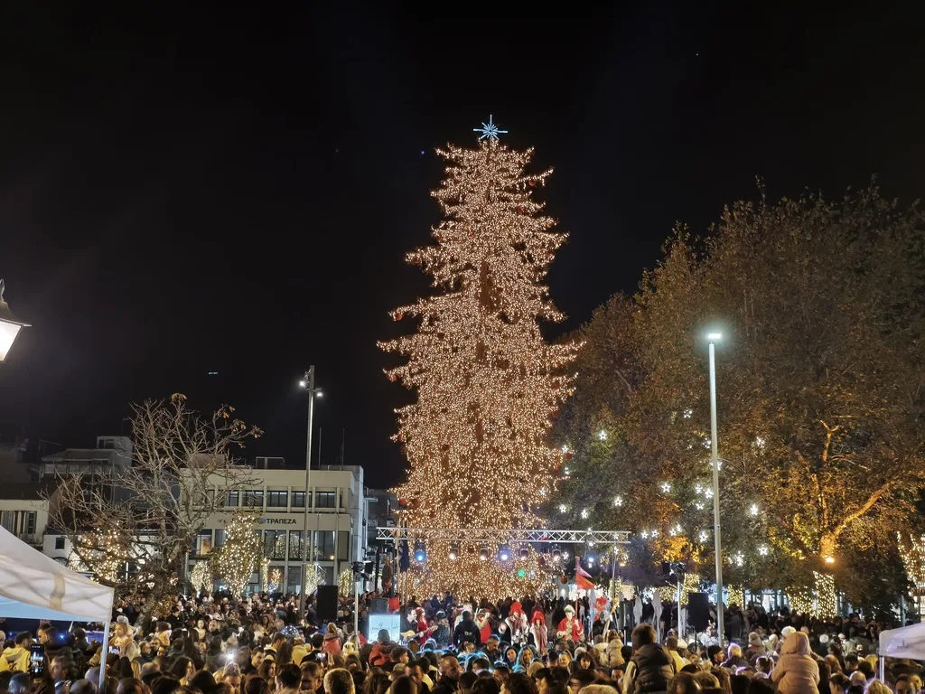 Τα Τρίκαλα φωταγώγησαν το υψηλότερο φυσικό χριστουγεννιάτικο δέντρο ΦΩΤΟ