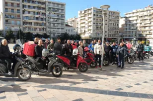 Πάτρα – Διανομείς: Στους δρόμους, αλλά για… διαμαρτυρία – Ποια τα αιτήματά τους