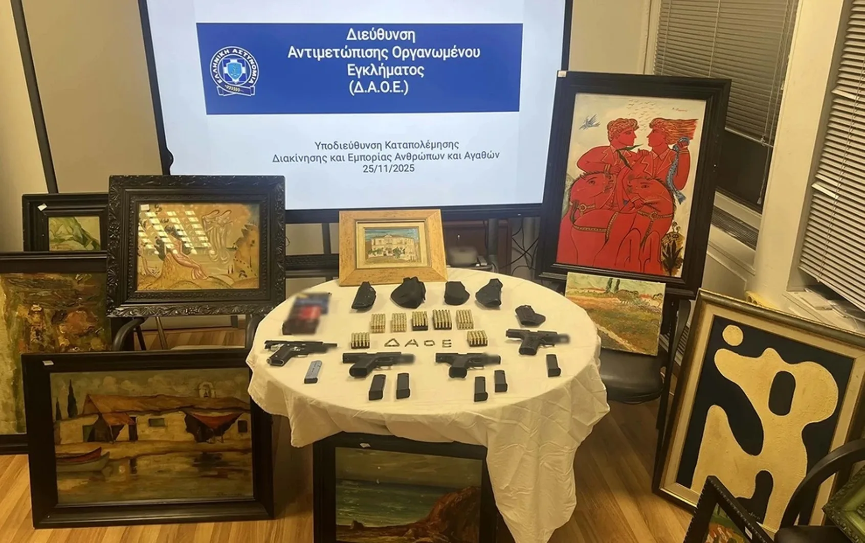 Γνωστός δικηγόρος συνελήφθη για απάτη με πίνακες ζωγραφικής και ράβδους χρυσού! ΦΩΤΟ Γνωστός δικηγόρος συνελήφθη για απάτη με πίνακες ζωγραφικής και ράβδους χρυσού! ΦΩΤΟ