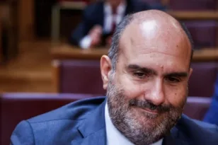 Μαρκόπουλος: «Άλλο αριστεία, άλλο ελιτισμός» – Αιχμές για λάθη στη ΝΔ και αναφορά σε… “Illuminati”