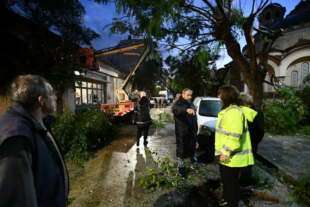 Πάτρα: Συνεχίζεται ο καθαρισμός των «πληγών» της κακοκαιρίας ΦΩΤΟ