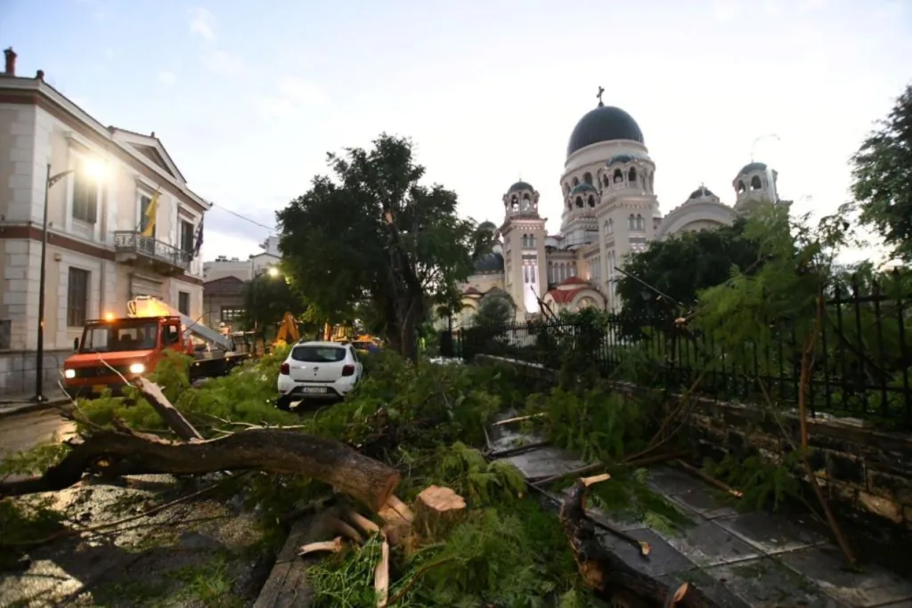 Πάτρα: Συνεχίζεται ο καθαρισμός των «πληγών» της κακοκαιρίας ΦΩΤΟ