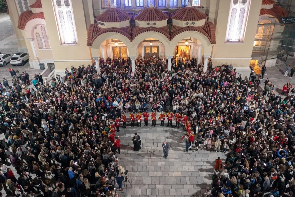 Μήνυμα χαράς και αισιοδοξίας από δύο χιλιάδες παιδιά της Πάτρας – Φωταγωγήθηκε το «Πάρκο Αγάπης» στον Ι.Ν. Αγίου Ανδρέου