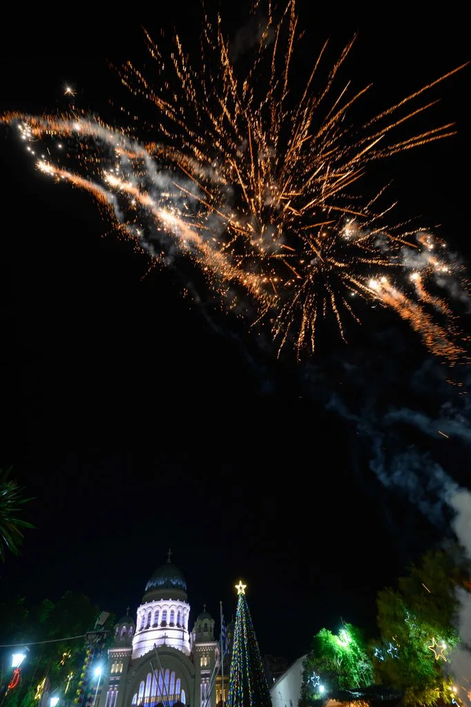 Μήνυμα χαράς και αισιοδοξίας από δύο χιλιάδες παιδιά της Πάτρας – Φωταγωγήθηκε το «Πάρκο Αγάπης» στον Ι.Ν. Αγίου Ανδρέου