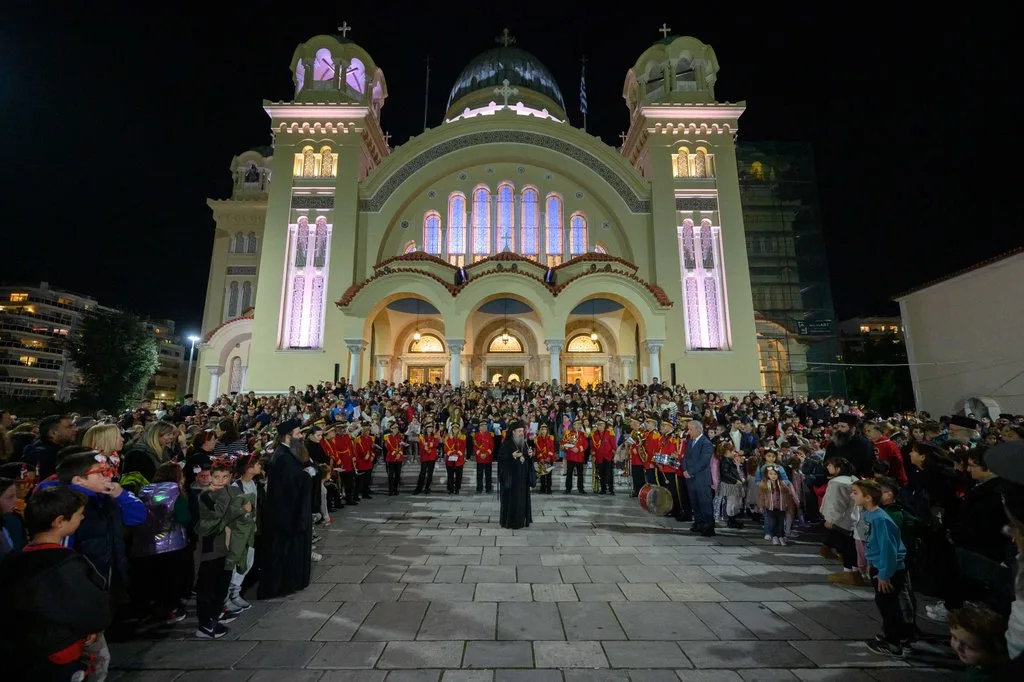 Μήνυμα χαράς και αισιοδοξίας από δύο χιλιάδες παιδιά της Πάτρας – Φωταγωγήθηκε το «Πάρκο Αγάπης» στον Ι.Ν. Αγίου Ανδρέου
